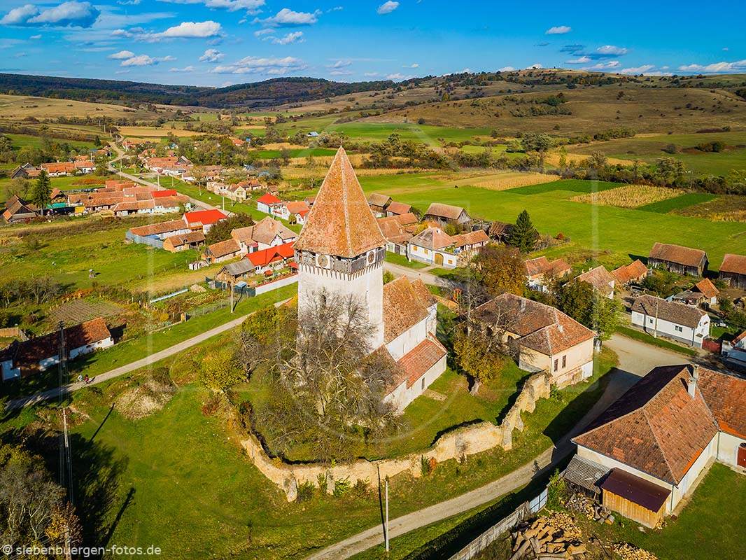 Luftaufnahme von der Kirchenburg in Tarteln (rumänisch Toarcla, ungarisch Prázsmár)