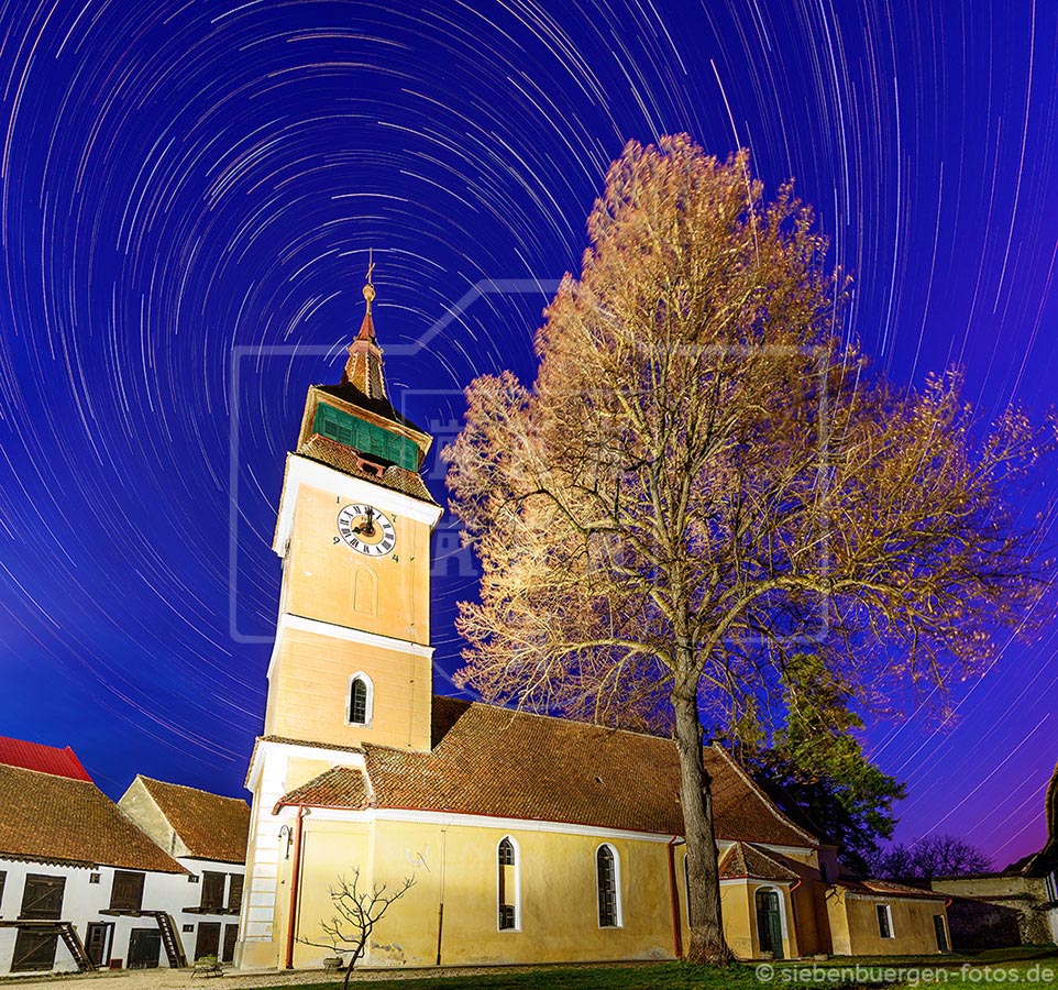 nachtaufnahme langzeitbelichtung evangelische kirche wolkendorf vulcan burzenland