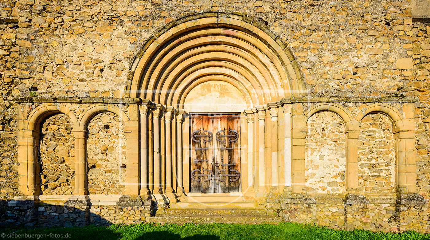 michelsberg cisnadioara portal burg kirche ruine