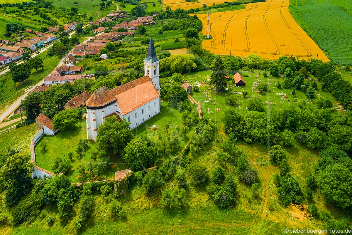 Kirche und Friedhof in Bulkesch