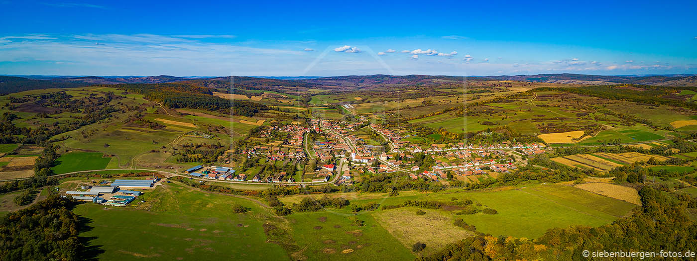 Panorama Landschaft mit Blick auf Braller (rumänisch Bruiu, ungarisch Brulya)